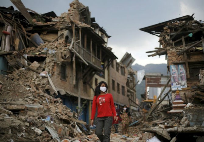 Ngày 25/4, thảm họa động đất mạnh 8,1 độ Richter ở Nepal đã khiến khoảng 9.000 người thiệt mạng và 23.000 người khác bị thương. Trận động đất cũng gây ra một trận lở tuyến trên núi Everest, khiến ít nhất 19 người thiệt mạng và khoảng 250 người mất tích. Ngày 12/5, một trận động đất mạnh 7,3 độ Richter lại xảy ra ở Nepal khiến hơn 200 người chết và 2.500 người khác bị thương. Hàng trăm nghìn người bị mất nhà cửa.